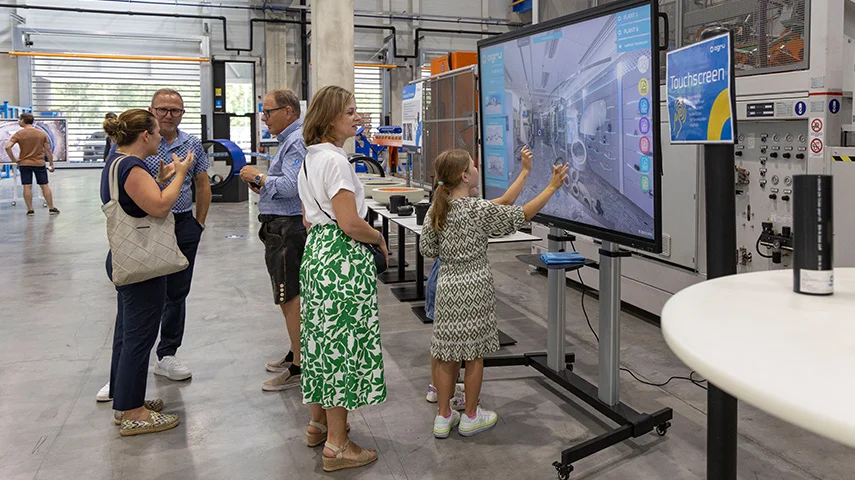 Deca i porodice uživaju u zabavnom programu na Danu zaposlenih
