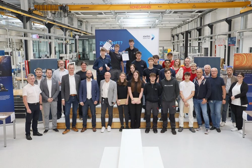 Šegrt programira robotsku ruku u AGRU radionici